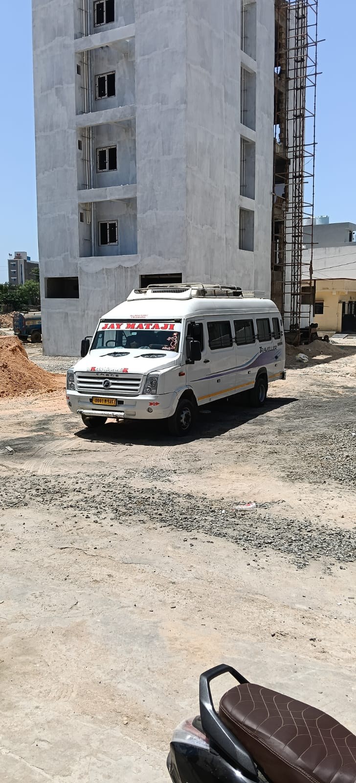25 સીટ ટેમ્પો ટ્રાવેલ્સ